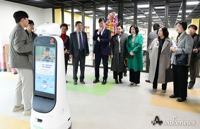 이민근 안산시장이 2월 28일 원곡초등학교를 방문해 관계자들과 함께 교육 관련 현장을 둘러보며 설명을 듣고 있다.