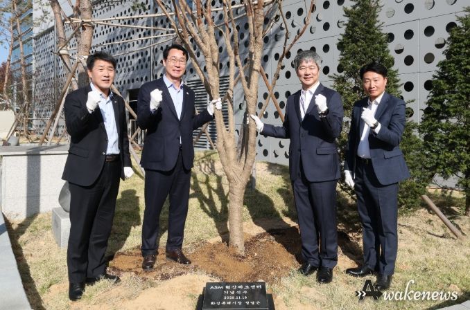 정명근 화성특례시장, 배정수 화성특례시의회 의장, 이영석 ASM코리아 대표가 기념 식수를 하고 기념촬영을 하고 있다