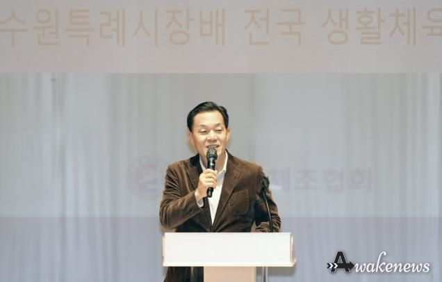 이재준 수원시장이 제1회 수원특례시장배 전국 생활체육 체조대회에서 인사말을 하고 있다.