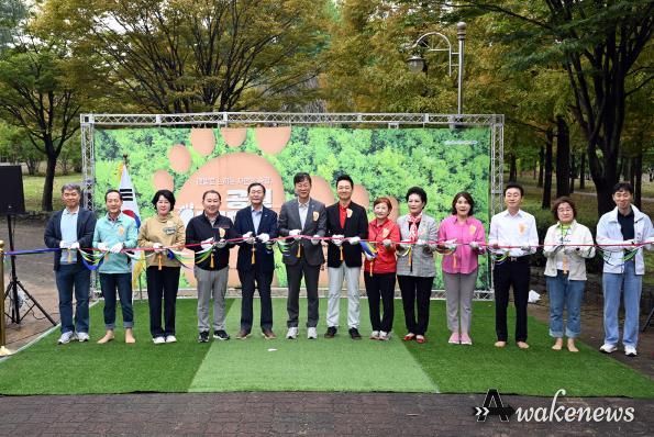 이민근 안산시장(사진 왼쪽에서 여섯번 째)이 10월 11일 안산호수공원에서 열린 공원 어싱데이에서 참석자들과 함께 기념촬영을 하고 있다.