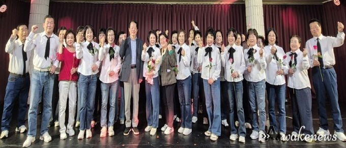 수원시 영통구 광교2동 라온시니어 합창단, 주민 환호 속에 정기연주회 성료