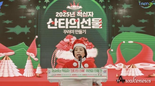 타의 선물 꾸러미 전달식에서 신계용 과천시장이 인사말을 하고 있다