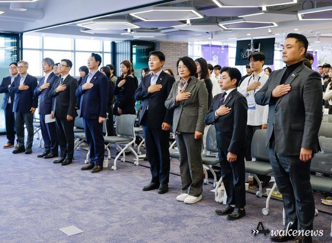 테크노폴 수료회 참석 시의원 국민의례 모습