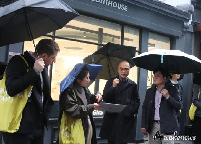 김병수 시장이 런던의 대표적 문화예술거리인 소호거리를 찾아 도시재생 성공 비결과 특징을 살피고 있다.