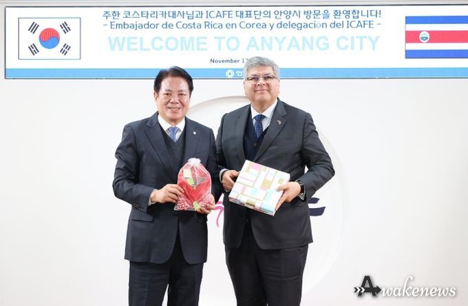 최대호 안양시장(왼쪽) 호르헤 발레리오 주한 코스타리카대사(오른쪽)