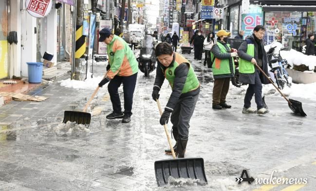 조용익 부천시장이 지난해 부천역 마루광장을 찾아 폭설 대응 상황을 점검한 뒤 제설작업에 동참했다.