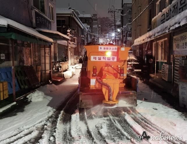 부천시가 강설에 대비해 밤사이 주요 도로 및 결빙취약구간에 제설차를 투입하고 제설작업을 실시하고 있다.