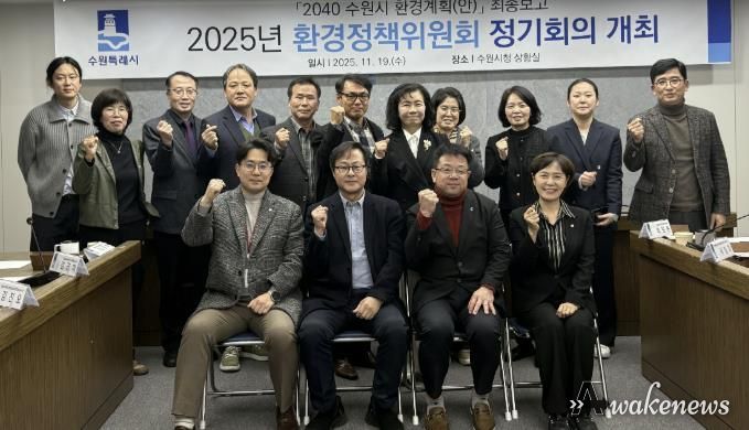 김현수 수원시 제1부시장(앞줄 오른쪽 2번째)과 환경정책위원회 위원들이 함께하고 있다.