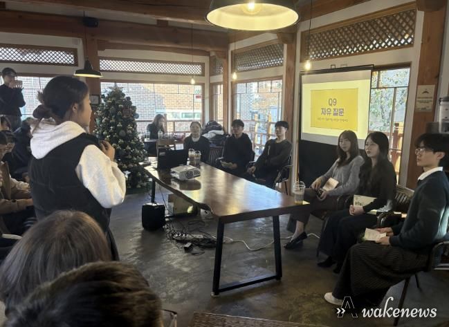 이주배경청소년 선·후배가 교류하는 진로콘서트를 열고 있다.