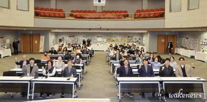 장애인 학습자들이 18일 안산문화예술의전당 국제회의장에서 ‘안산시 장애인 평생학습 성과공유회’를 진행하고 있다.