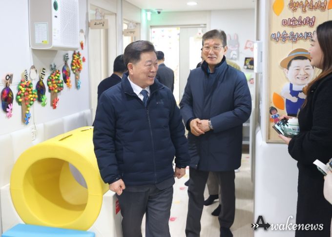 박승원 광명시장이 20일 오후 광명호반써밋그랜드에비뉴 1단지에서 열린 ‘시립호반써밋어린이집’ 개원식에 참석해 어린이집 내부를 둘러보고 있다.