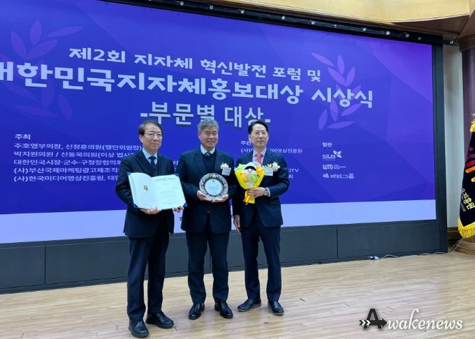 김포시가 지난 21일 국회의원회관에서 열린 ‘제2회 대한민국 지자체 홍보대상’ 시상식에서 홍보대상(축제부문)과 특별상(홍보대사 대상)을 동시에 수상하며 2회 연속 2관왕을 차지했다.