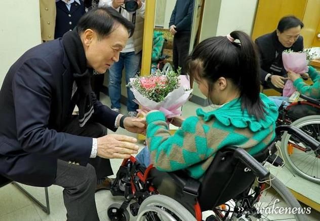 경기도교육청 장애인식개선 창작뮤지컬 ‘위리’ 출연 장애학생을 격려하는 임태희 교육감 사진