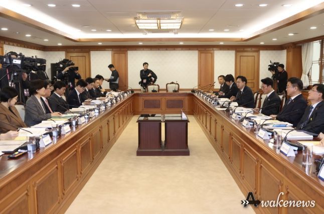 김민석 국무총리가 24일 세종대로 정부서울청사에서 열린 과학기술관계장관회의를 주재하고 있다.