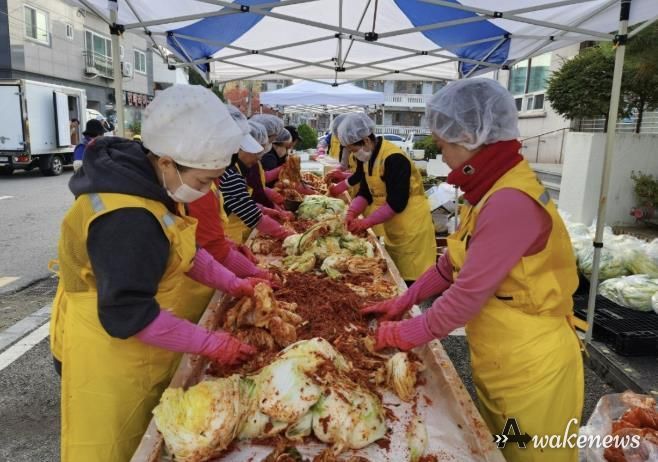 수원 징검다리봉사단, 수원시 장안구 정자2동에서 김장 김치 담그기 행사