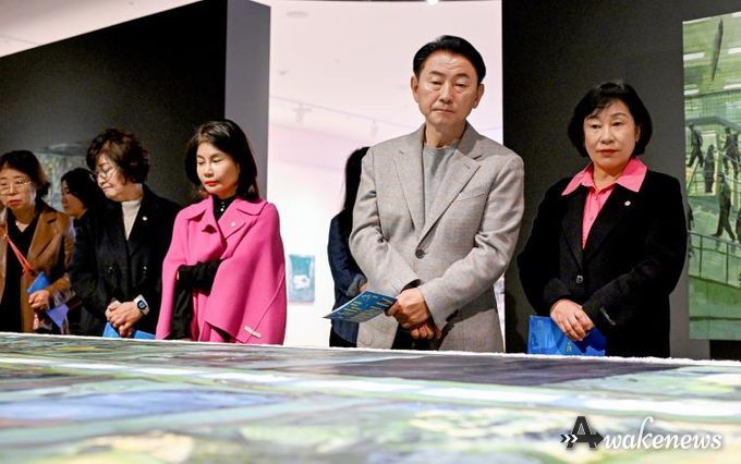 김동근 시장이 11월 24일 의정부미술도서관의 ‘도서관 속 작업실Ⅳ’ 전시 개막식에서 작품들을 둘러보고 있다.