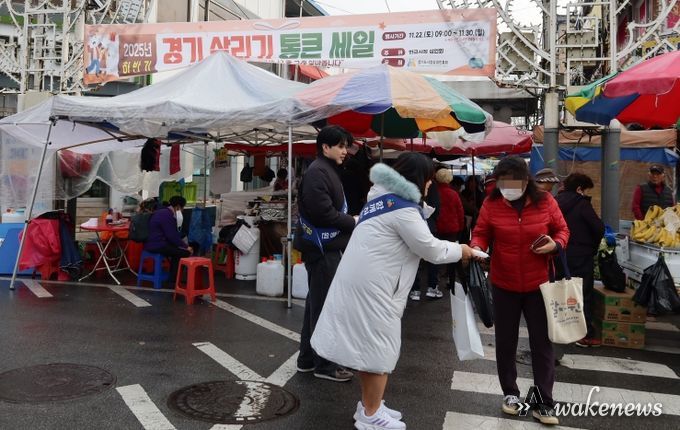경상원이 여주한글시장을 방문한 도민들에게 '통큰 세일' 홍보물을 나눠주고 있다.