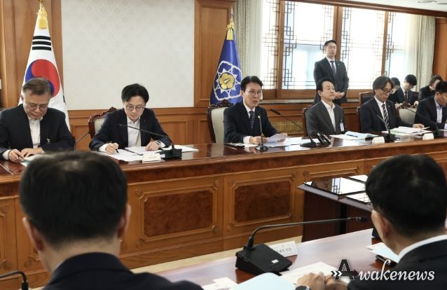 김민석 국무총리가 28일 세종대로 정부서울청사에서 열린 국가첨단전략산업위원회를 주재하고 있다.