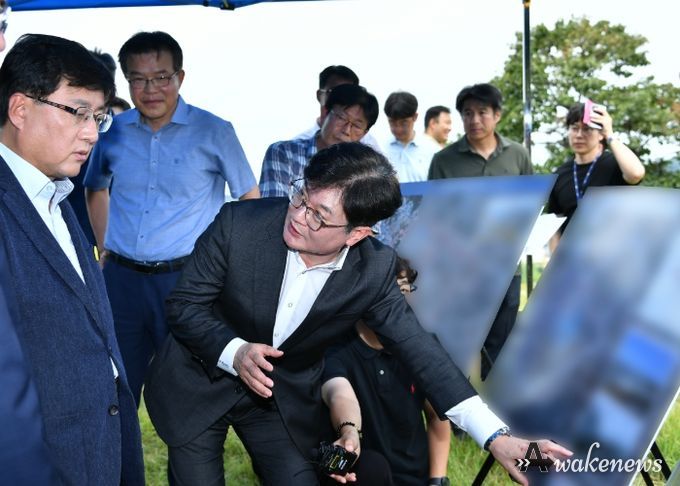 김병수 김포시장이 올해 8월 김포 거물대리 사업 예정지를 방문한 김성환 환경부 장관을 만나 김포환경재생혁신복합단지 조성에 대해 설명하고 있다.