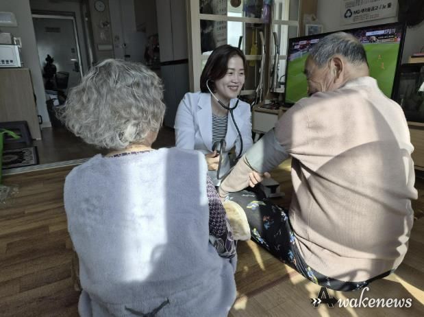 ‘2025년 한파대응 방문건강관리사업’으로 하남시보건소 전담인력이 취약계층 가구에 방문해 기초 건강상태를 확인하고 한파 시 행동요령, 만성질환 관리법 등을 안내하는 모습