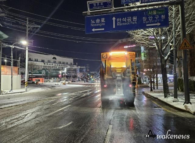 수원시가 4일 저녁 제설작업을 하고 있다.