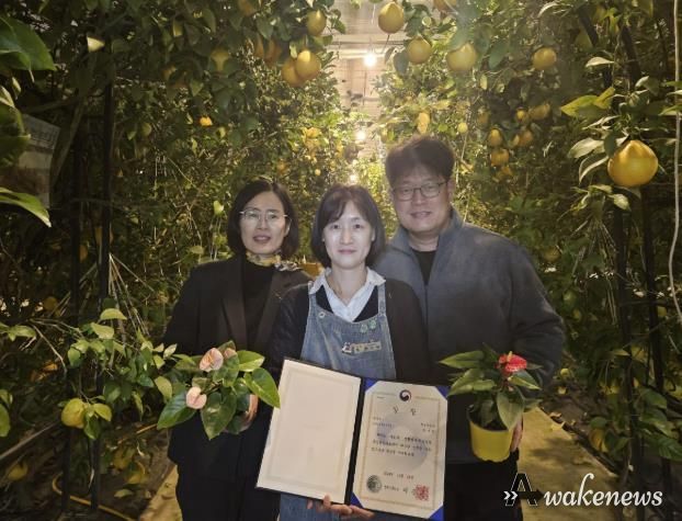 농촌진흥청 주최 '제21회 생활원예·치유농업 경진대회'서 우수상을 수상한 한수정 팜앤트리 대표(가운데)