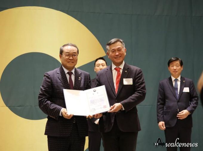 허숭 안산도시공사 사장이 4일 안산 엠블던 호텔에서 열린 ‘2025 경기도 지역사회공헌 인정의 날’에서 강기태 경기도사회복지협의회장(왼쪽)으로부터 2025년 지역사회공헌 인정제 보건복지부 장관상을 받고 있다.