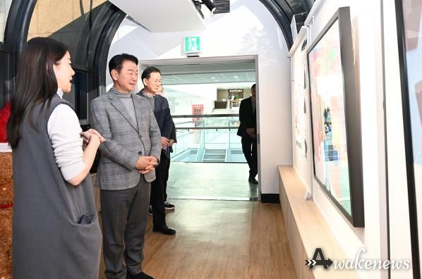 김동근 시장이 12월 4일 본관‧제1별관 연결통로에 마련된 ‘시민갤러리’ 전시 현장을 둘러보고 있다.