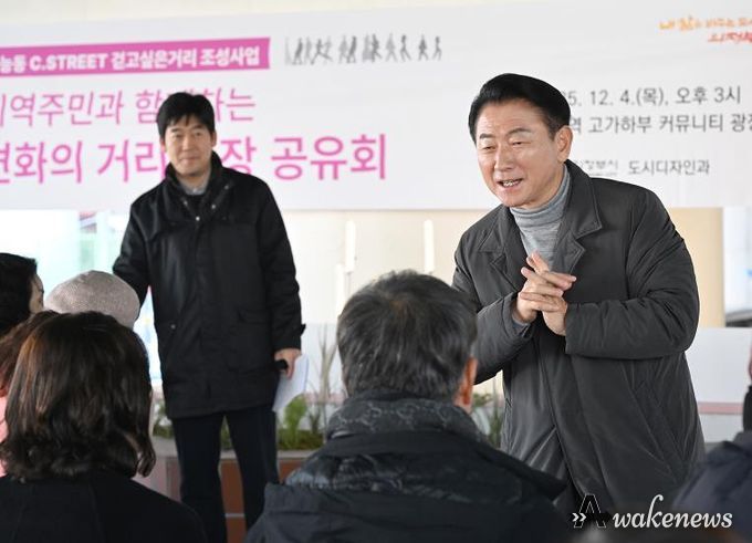 김동근 시장이 12월 4일 가능역 고가하부 커뮤니티 조성 공간에서 ‘지역주민과 함께하는 변화의 거리 현장 공유회’를 진행하고 있다.