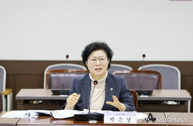 박은경 의원이 지난 11월 25일 제300회 제2차 정례회 기획행정위원회에서 자신이 대표 발의한 ‘안산시 직업교육혁신지구 사업 활성화 조례안’에 대해 발언하고 있다.