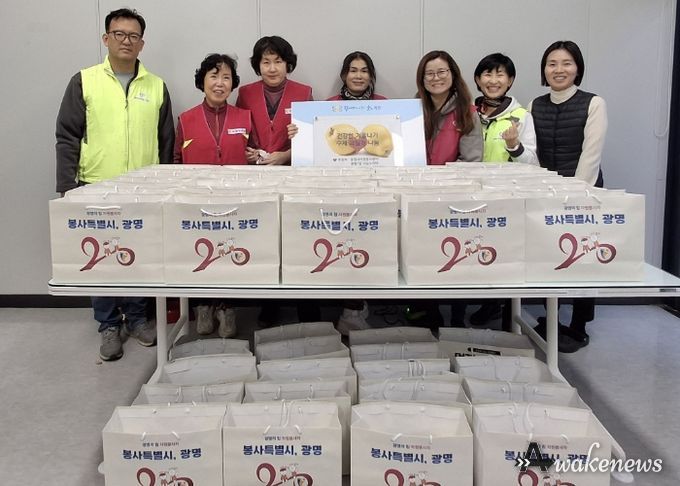 광명시자원봉사센터와 광명7동 나눔누리터는 지난 4일 광명7동 행정복지센터에서 수제 모과청을 전달하는 나눔 봉사 활동을 펼쳤다.