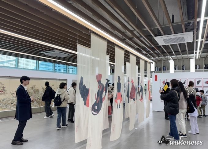 아트투어버스 참여자들이 전시를 관람하고 있다.