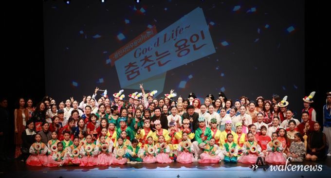 이상일 용인특례시장이 6일 용인시평생학습관 큰어울마당에서 열린 ‘용인시무용아카데미 작품발표회’에서 수강생들과 기념사진 촬영을 하고 있다