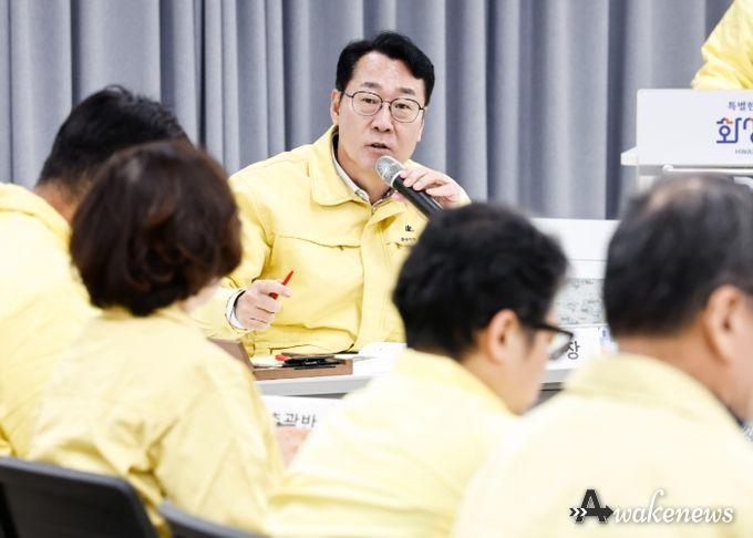 정명근 화성특례시장이 동탄숲 생태터널 관련 재난안전대책본부 회의에서 지시사항을 전달하고 있다