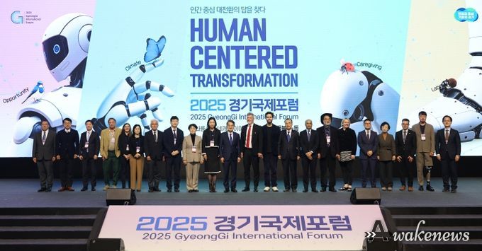 10일 오전 킨텍스 제2전시장에서 열린 2025 경기국제포럼에서 김동연 경기도지사가 개막대담을 마치고 주요 참석자들과 기념촬영을 하고있다.