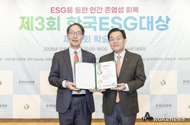 시상식 후 이재준 수원시장(오른쪽)이 기념사진을 촬영하고 있다.