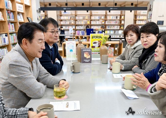 김동근 시장이 12월 11일 의정부1동 주민센터 1층에 마련된 공유공간에서 주민들과 소통하고 있다.