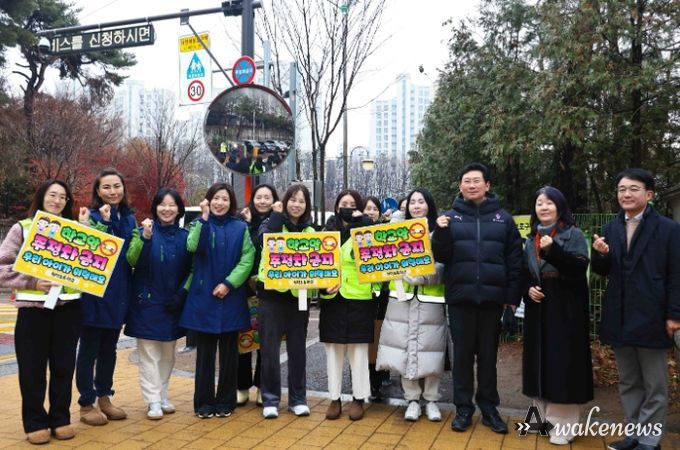 이상일 용인특례시장이 11일 청덕초등학교를 방문해 교통지도봉사를 했다.