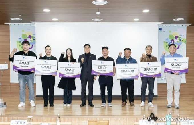 (왼쪽부터) 어썸랩 대표, 니즈 대표, 엘씨벤처스 최지수 대표, 성남산업진흥원 이의준 원장, 스트라티오 코리아 대표, 트라이매스 대표, 위제이 대표, 뮤토랩스 대표