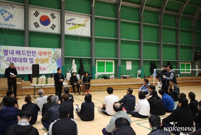 주광덕 시장이 별내배드민턴협회 정담회에서 시민 의견을 청취하고 있다.