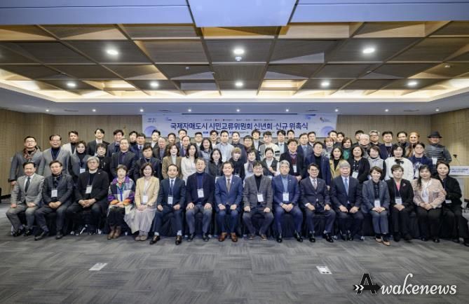 지난 1월 열린 ‘수원시 국제자매도시 시민교류위원회 신년회·신규 위촉식’에서 이재준 수원시장(앞줄 왼쪽 8번째)과 위원들이 함께하고 있다.