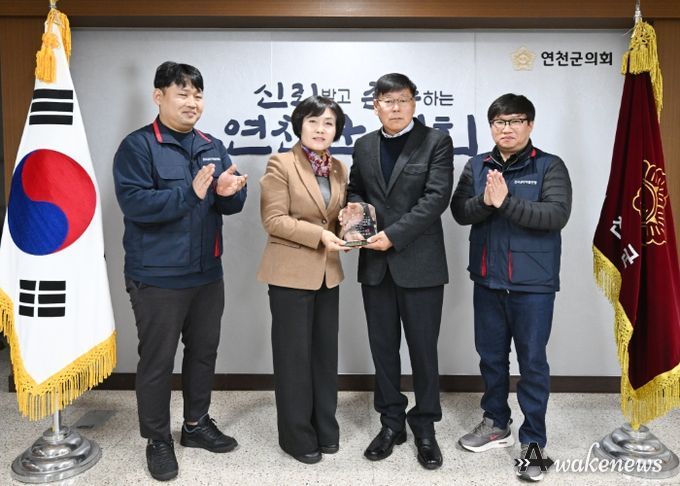 연천군의회, 장기 근속 공무직 정년퇴임 공로패 전달