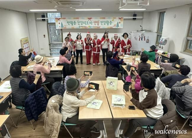안산시 반월건강생활지원센터 건강지도자들이 16일 연말 건강활동 프로그램을 진행하고 있다.