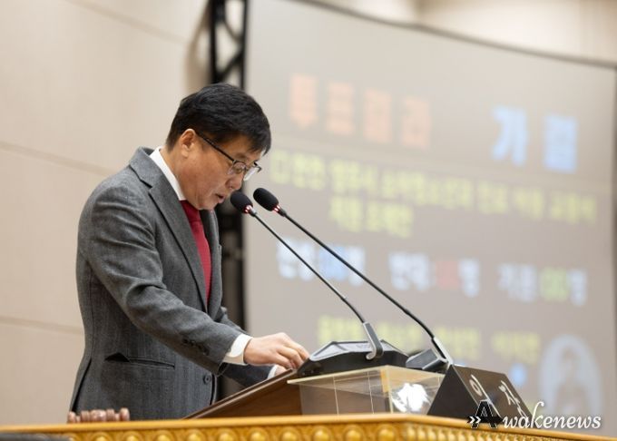 윤창철 의장이 제383회 정례회 제2차 본회의를 주재하고 있다.