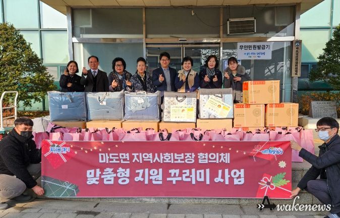 마도면 지역사회보장협의체가 17일 관내 취약계층 및 어린이가정을 대상으로 맞춤형 지원꾸러미 전달에 앞서 기념촬영하고 있다