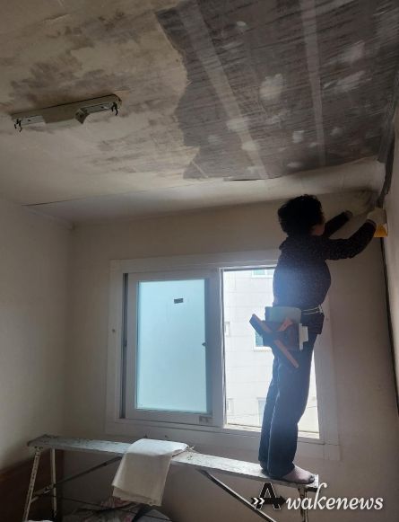 관고동 다인인테리어, 2025년 관고동 저소득층 가구에 도배 지원