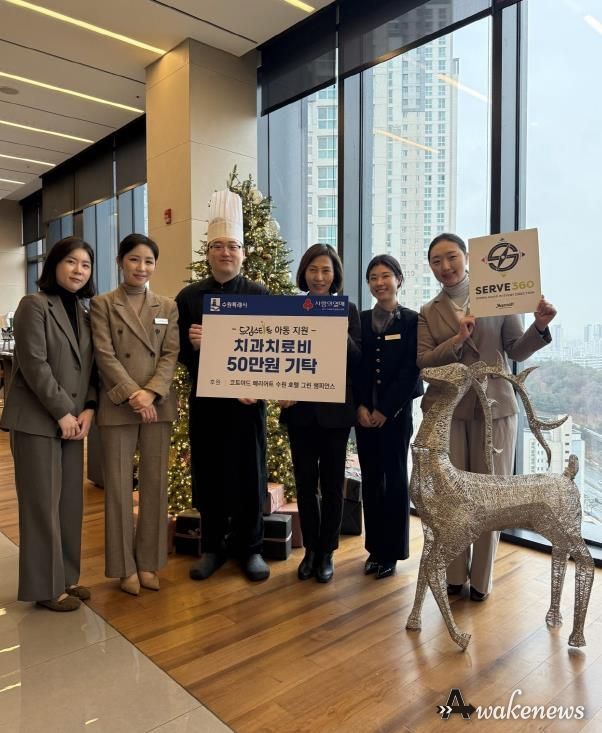 ‘그린 챔피언스’ 소속 코트야드 메리어트 수원 호텔 임직원들이 기념 사진을 촬영하고 있다
