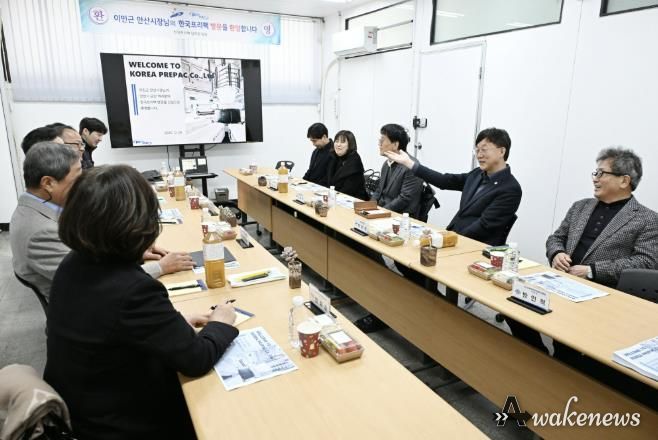 이민근 안산시장(오른쪽 두번째)이 29일 단원구에 소재한 한국프리팩㈜을 방문해 기업 현장의 애로사항을 들으며 의견을 나누고 있다.