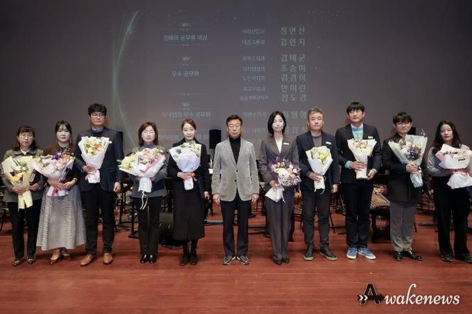 31일 시청 온누리실에서 열린 종무식에서 신상진 성남시장과 시상을 받은 우수 공무원들이 기념촬영을 하고 있다