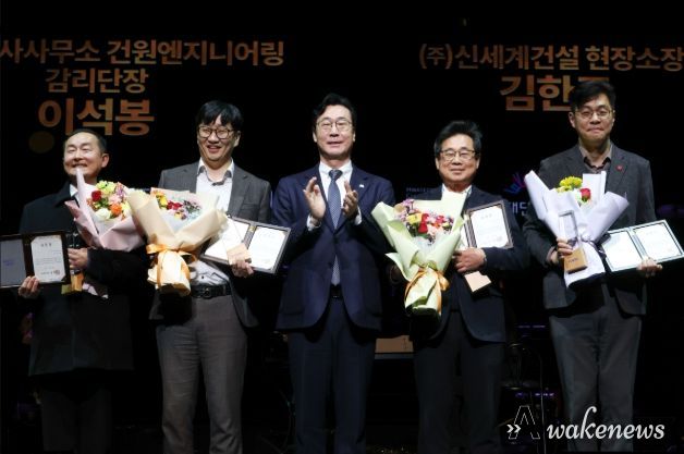 정명근 화성특례시장이 화성예술의 전당 개관기념 제야 콘서트에서 유공자들에게 특별 공로패 및 감사패를 전라하고 기념촬영을 하고 있다.